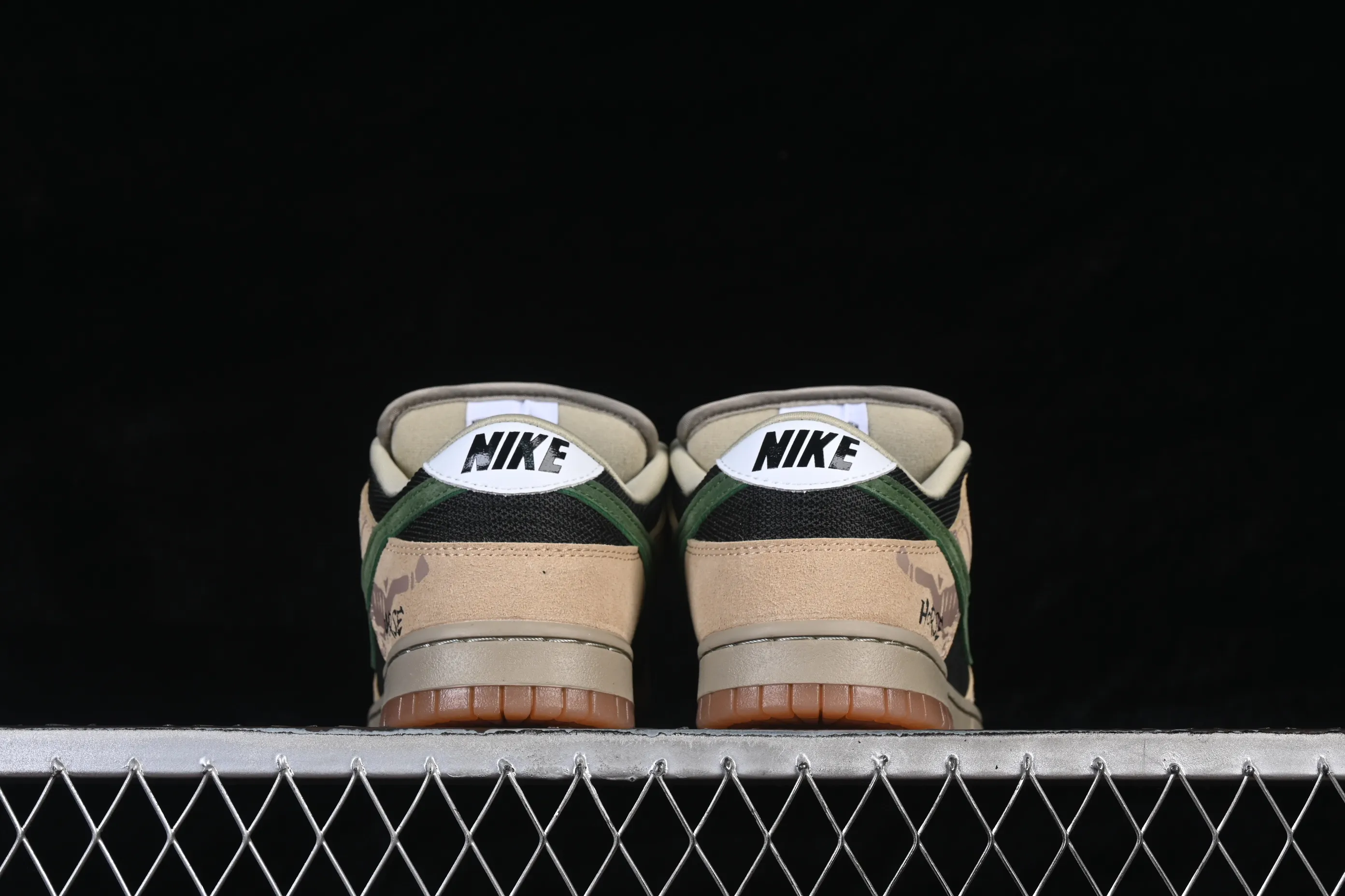 All Categories Nk SB Dunk Series Nk SB Dunk Low Low-top sneakers Nike SB Dunk Low Khaki black and green hook Low-top casual sneakers HJ0367-200